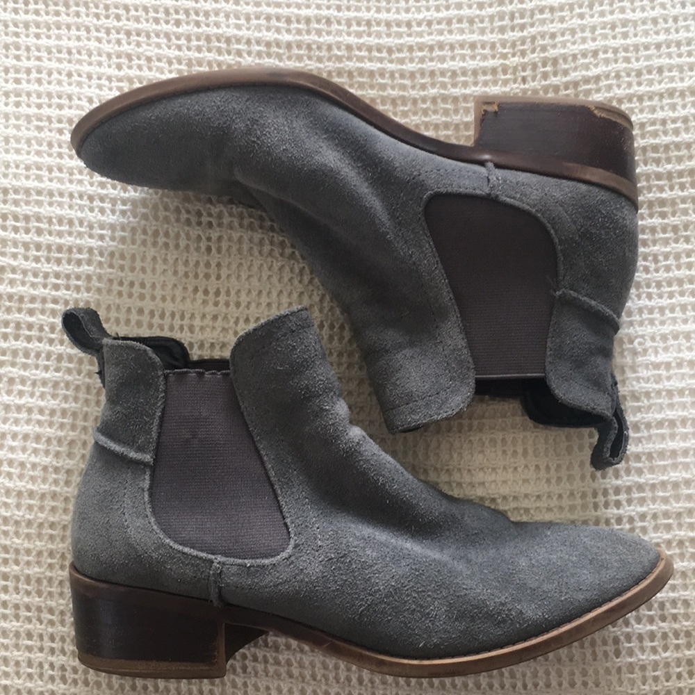 Grey “Dicey” Steve Madden Chelsea Boots